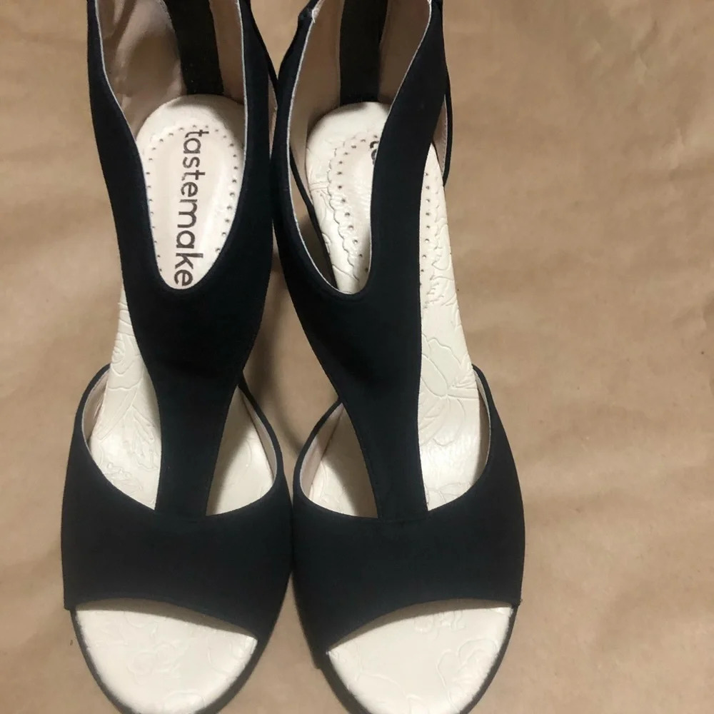 Tastemaker SZ 9 peep toe heels
